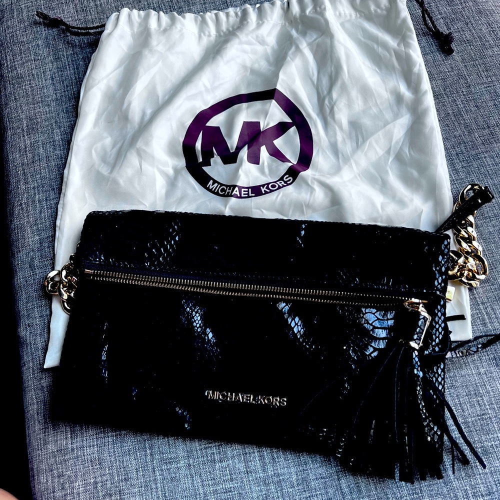 MICHAEL KORS - NEW !  CUTE! BLACK LEATHER SHOULDER BAG. Comes with a dust bag.